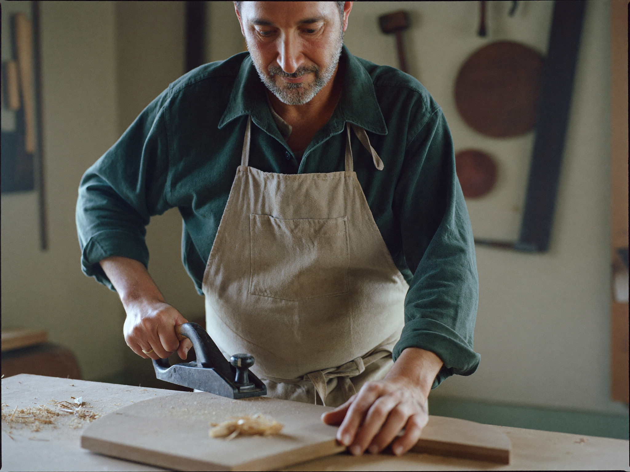 Menuisier au travail dans son atelier