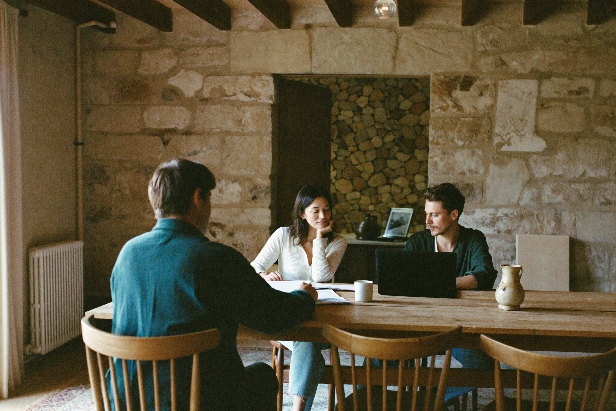 Consultation à la table de cuisine