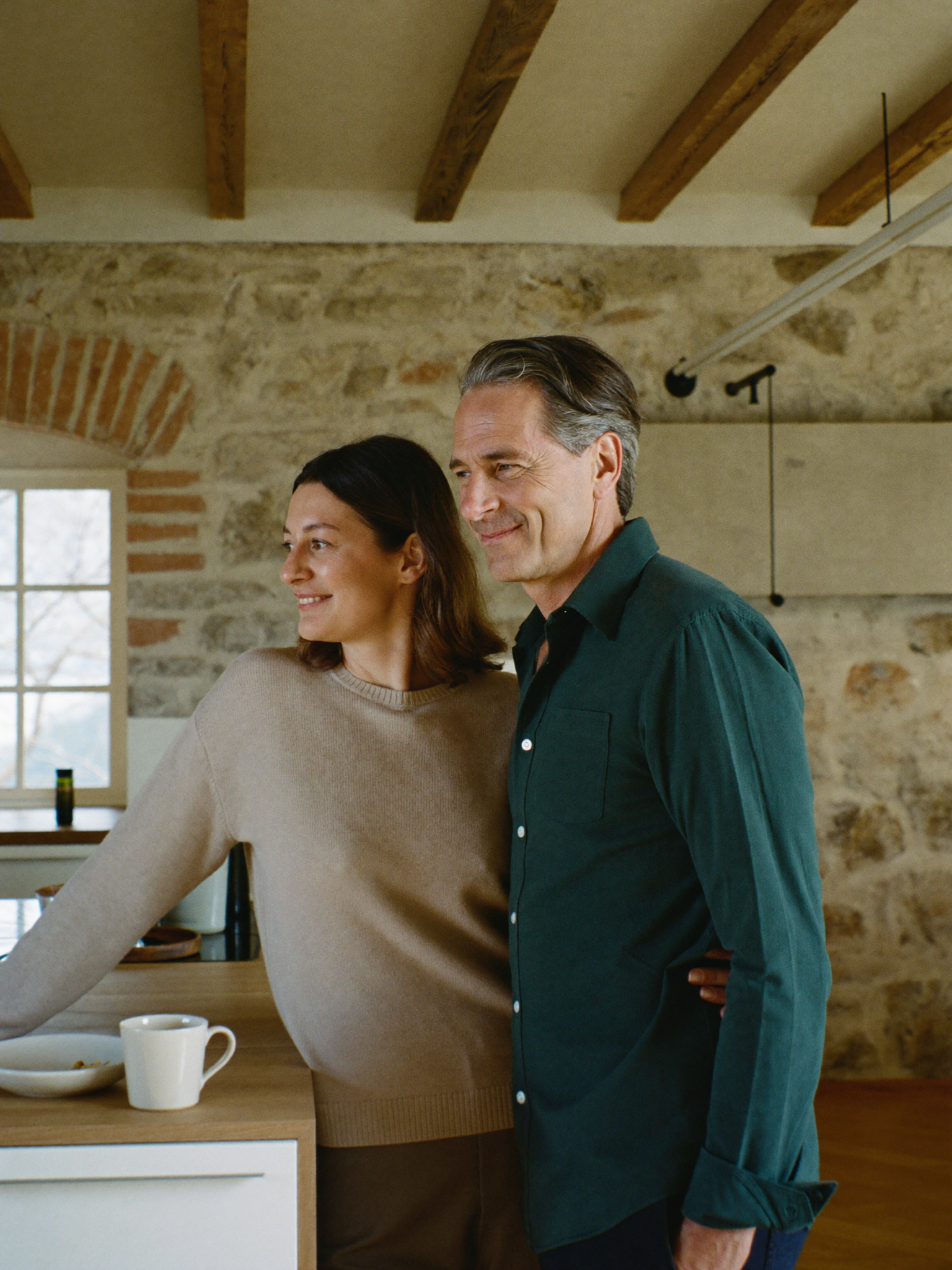 Couple dans leur maison rénovée
